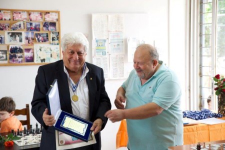 7/6/2015: Τελετή Βράβευσης των Σκακιστών μας και φίλων του Ομίλου. Στη φωτογραφία ο Πρόεδρος της ΑΙΓΛΗΣ Ιωάννης Παναγάκος βραβεύει τον τέως Δήμαρχο Παπάγου, Βασίλη Ξύδη, για την προσφορά του στο σκάκι, τον Όμιλο και τη νεολαί.